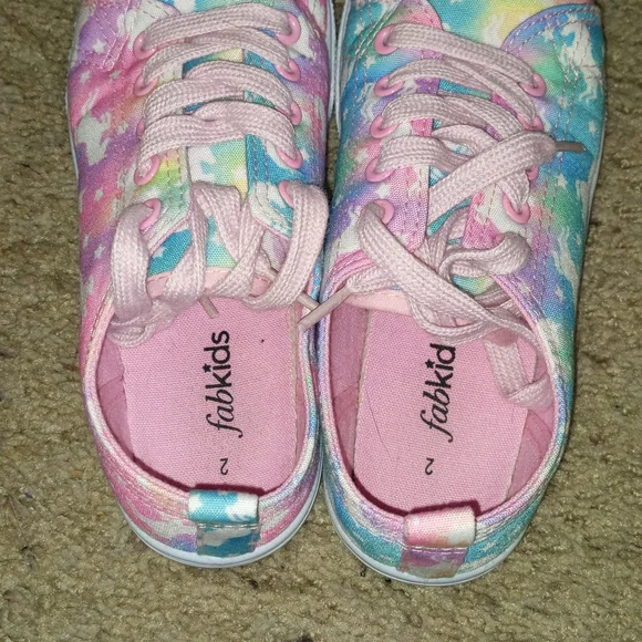 Kid's size 2 sneakers - Picture 2 of 6